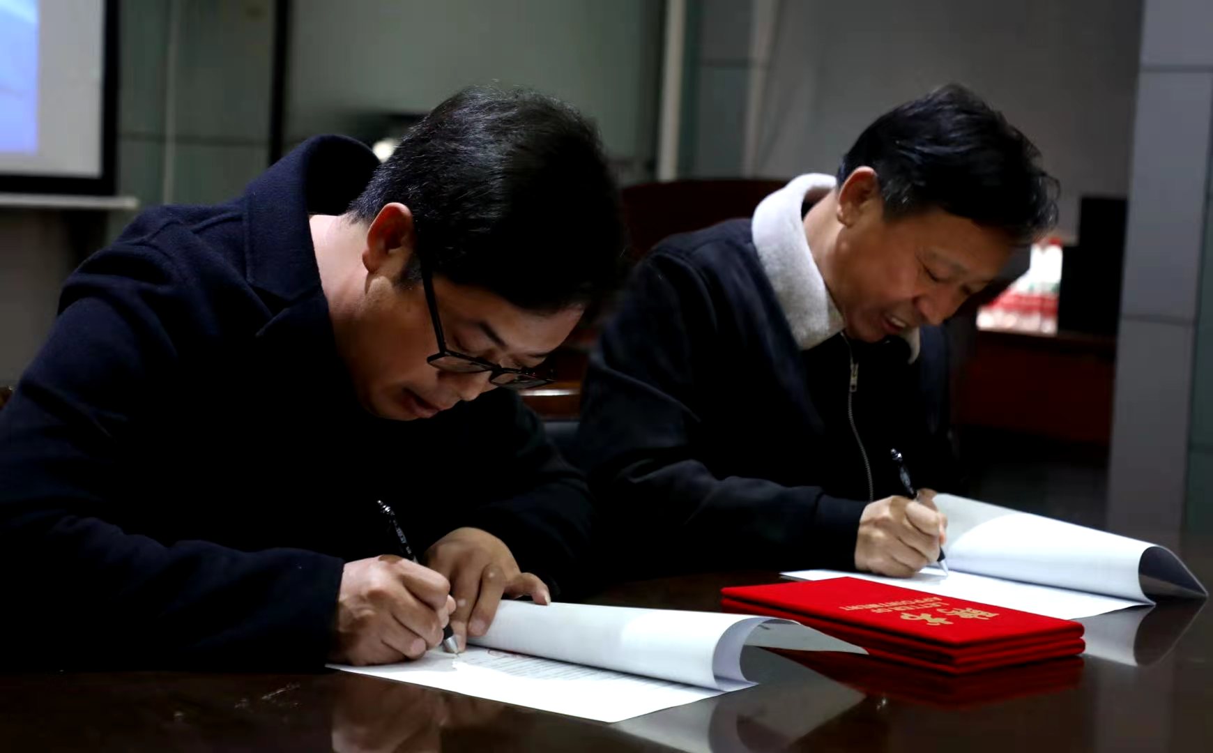 传媒学院广播影视节目制作专业与河南省航拍协会举行校