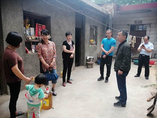 说明:刘静书记到结对帮扶户与村民交流.jpg