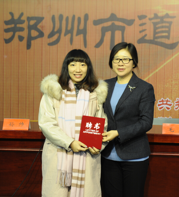 校长毛杰为孙帅老师颁发聘书