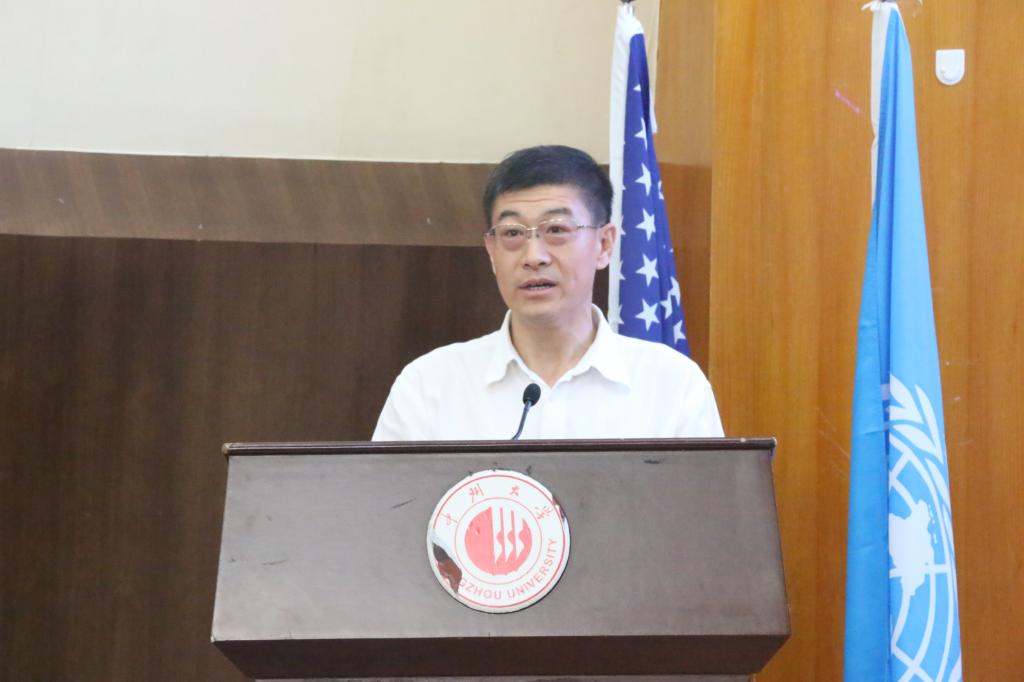 校党委副书记苏炜致辞