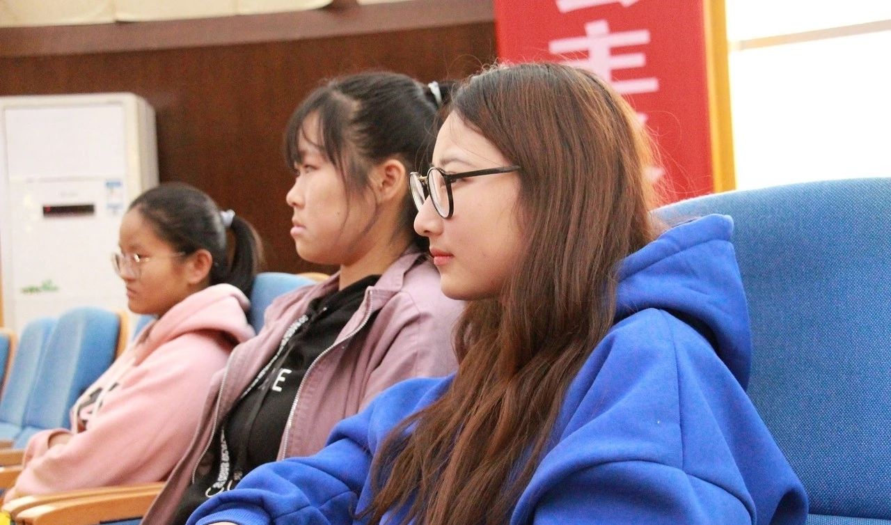 聆听学术报告并作记录