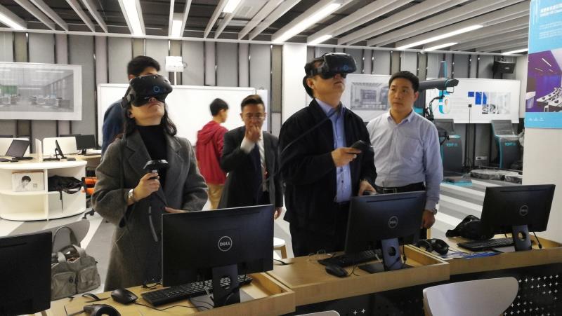 我校领导薛培军一行现场体验VR教育技术