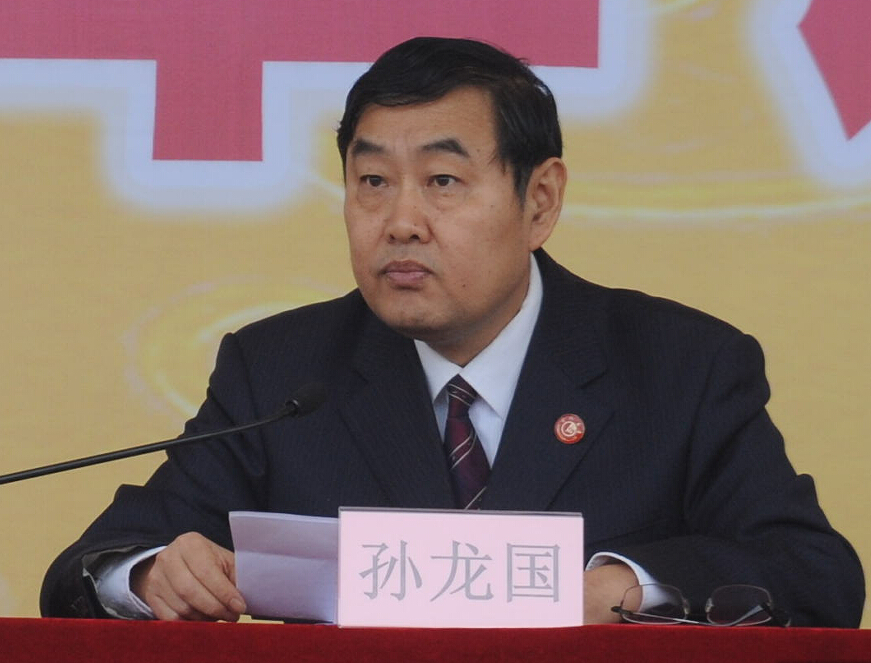 孙龙国副校长主持大会