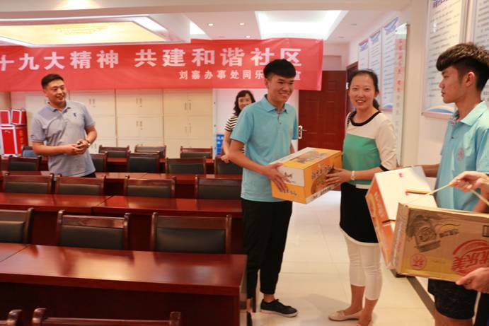 团委书记孙江虹一行到同乐社区看望慰问“心手相牵 砥砺前行”暑期社会实践服务团师生