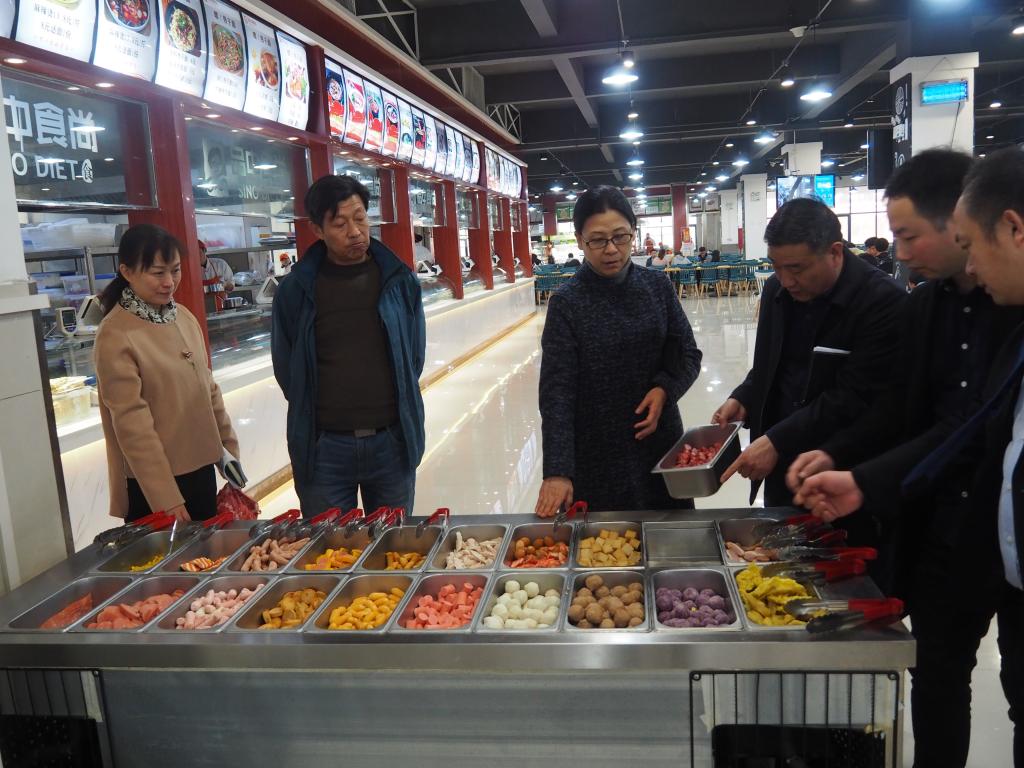 校领导检查金河校区食堂食材安全状况