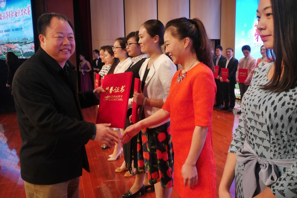 教育厅思政处处长李培俊为李莉颁奖