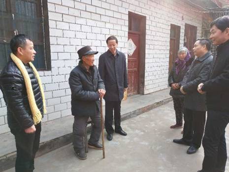 甘勇副副校长一行看望结对帮扶贫困户.jpg