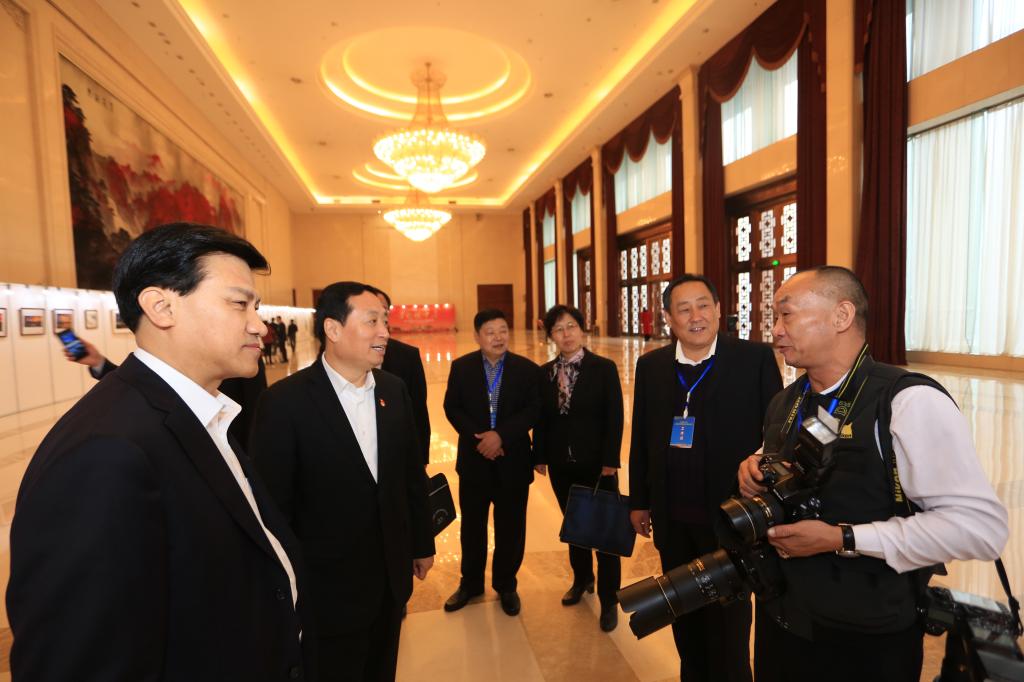 中共河南省委常委、省委统战部部长孙守刚(左二)和中国致公党河南省委员会主任委员王鹏杰(左一)与林立亲切交谈