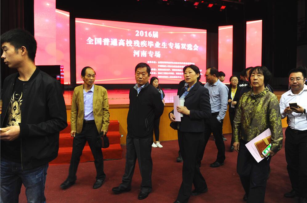 周春辉书记陪同教育部全国就业指导中心就业网络处副处长李旭一行视察招聘会现场