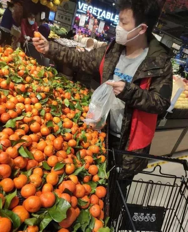 为居民挑选水果