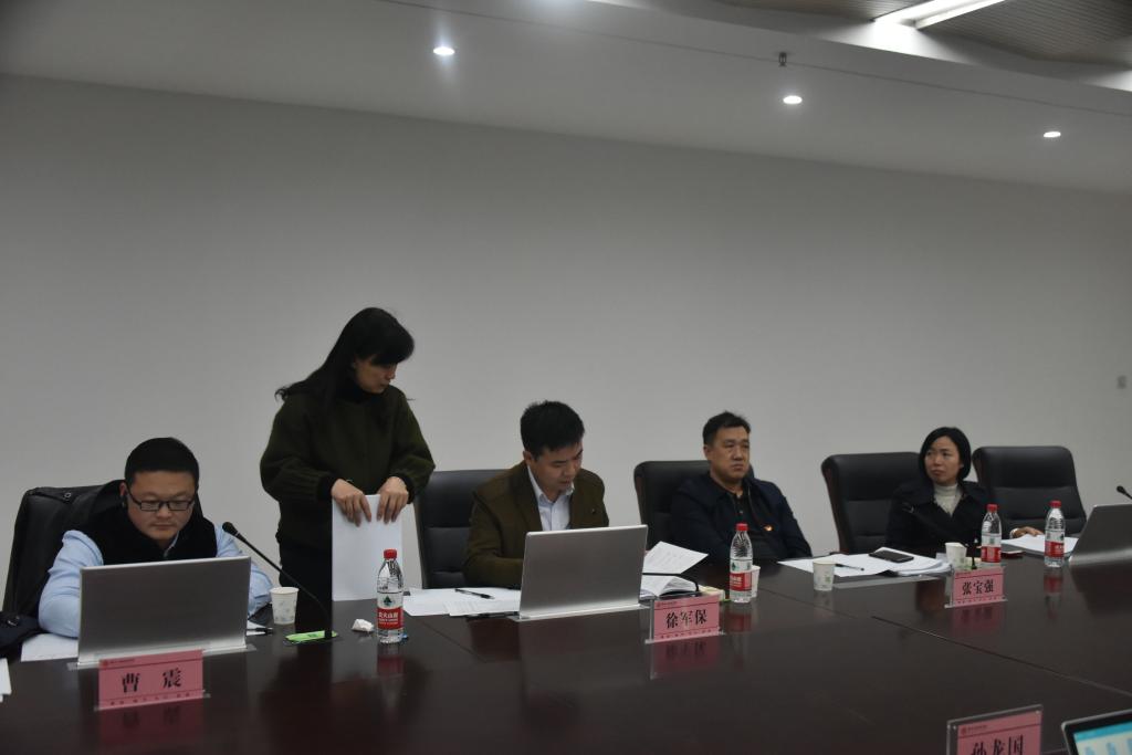 学工部部长孔颖听取评委评审过程