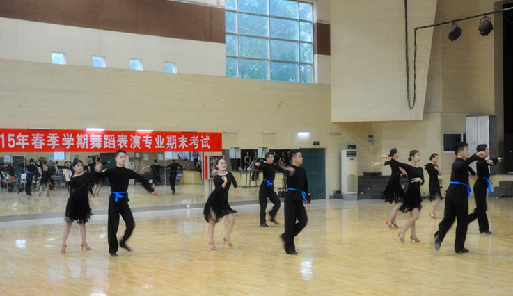 体育舞蹈专业学生汇报中