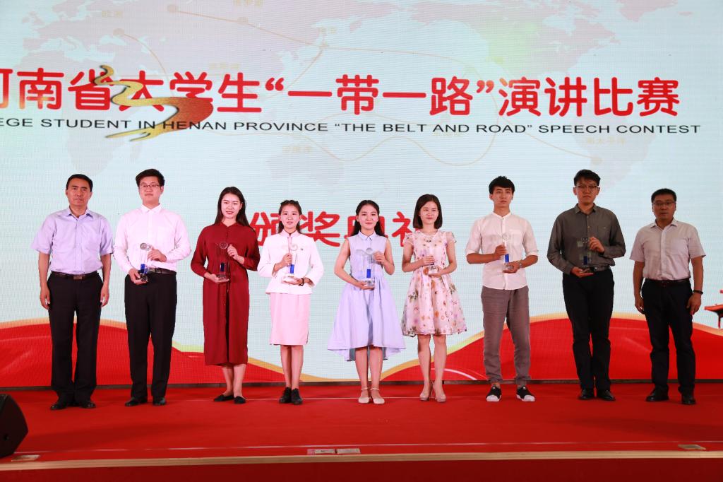 我校2015级播音与主持专业学生陈果获二等奖(左5)