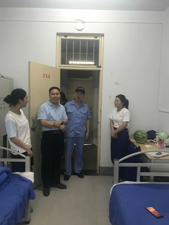 了解学生生活情况并赠送慰问品
