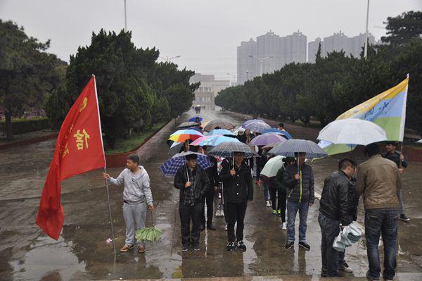 信息工程学院同学们冒雨扫墓.jpg