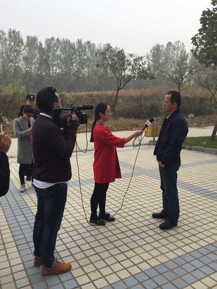 学校电视台对俞敏洪老师进行采访