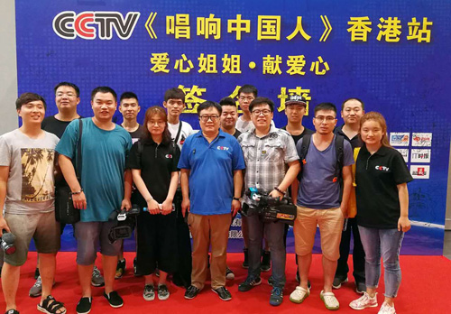 《唱响中国人》活动现场和熊延江导演合影
