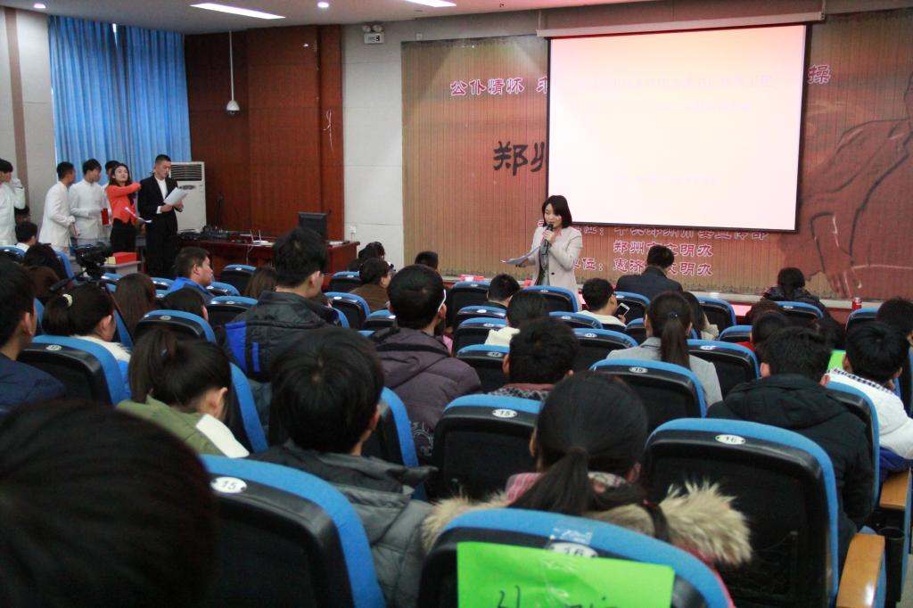 河南农业大学团委副书记王照兰为选手点评