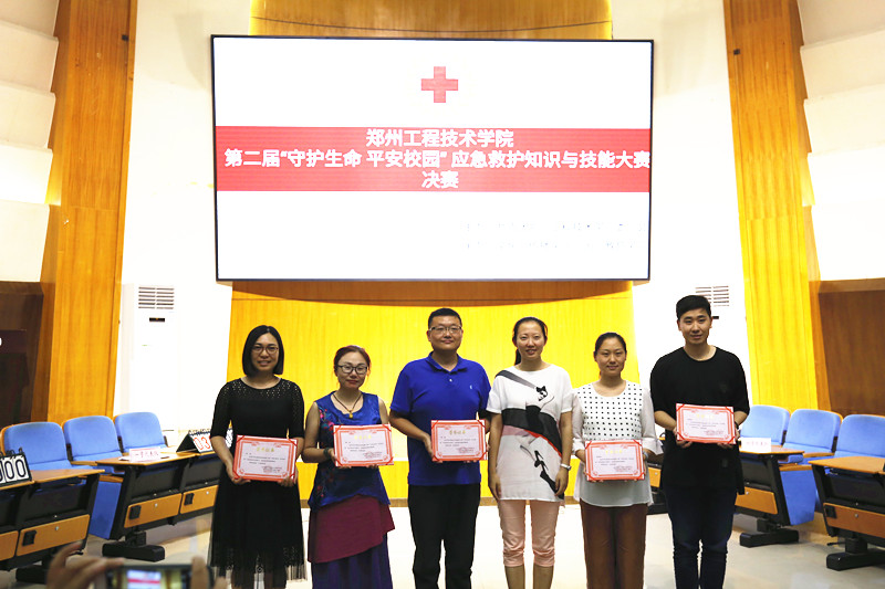 校团委书记孙江虹颁发优秀指导教师奖