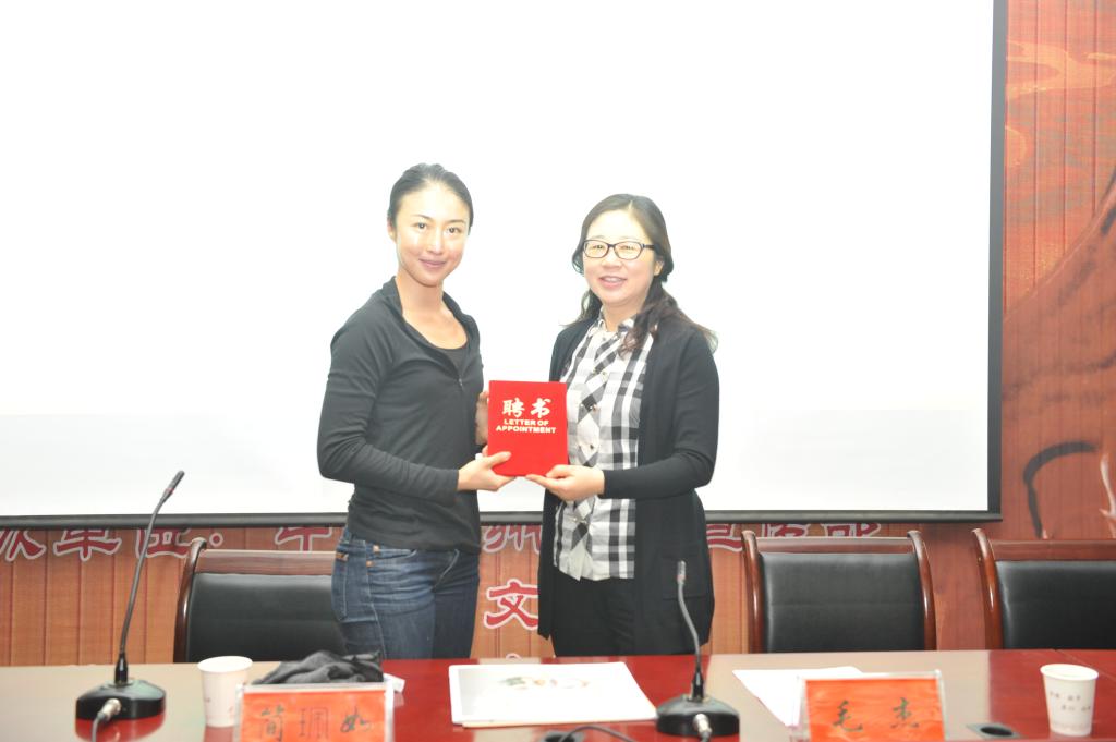 校领导毛杰向简珮如女士颁发客座教授聘书
