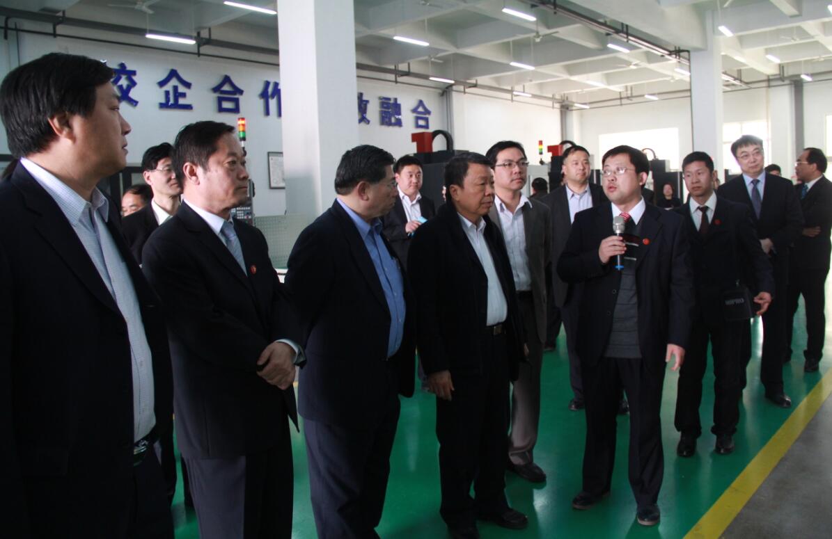 周春辉书记陪同客人参观数控实训中心