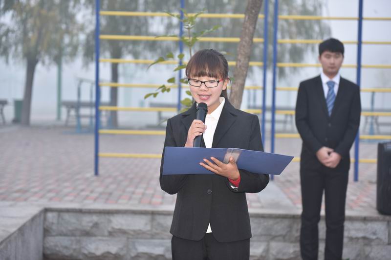管理学院2015级酒店管理彭梦影发表国旗下讲话