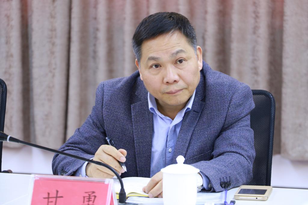 甘院长认真听取学院汇报