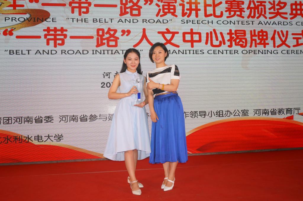 指导教师霍慧娜与获奖选手合影