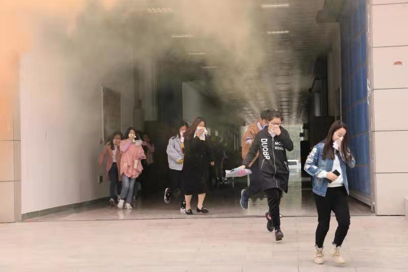 学生进行逃生演练