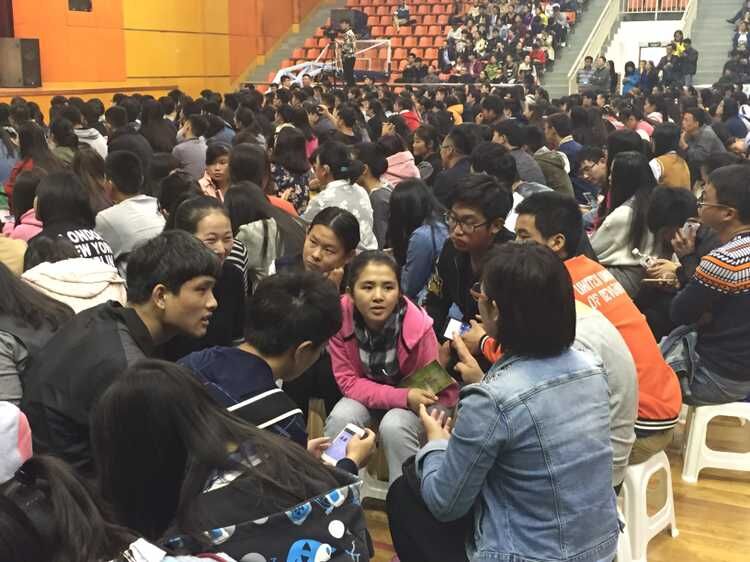 聋生通过手语翻译聆听俞敏洪讲座