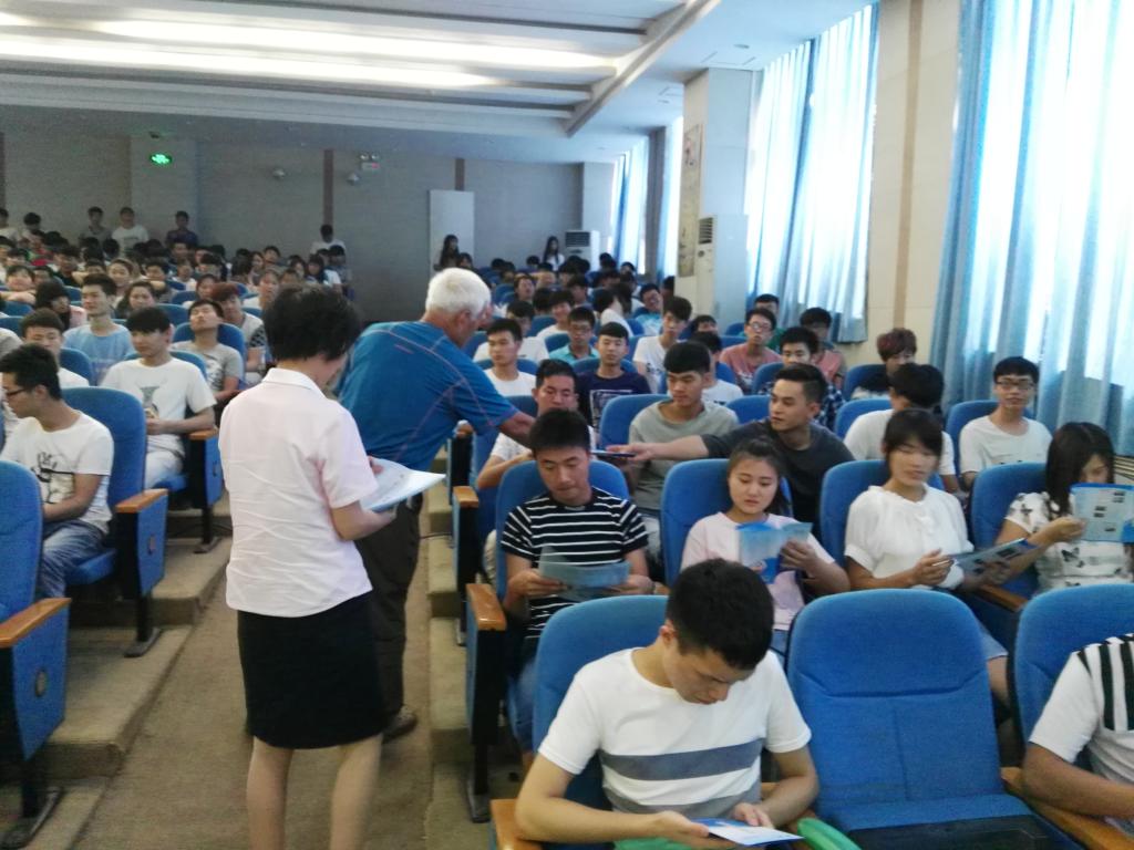 付晓丽为同学们发放安全教育手册
