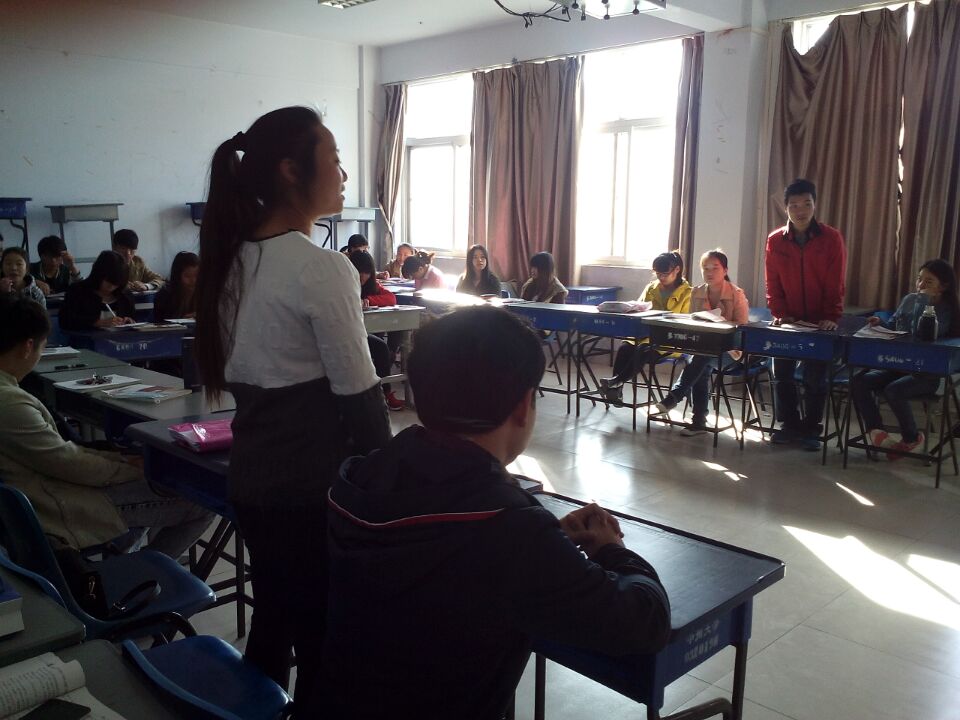 学生在积极发言