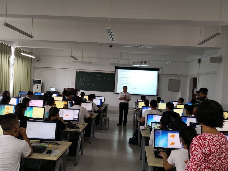 甘勇副校长鼓励数学建模竞赛暑期培训同学