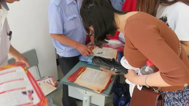 学生答题领取宣传纪念品