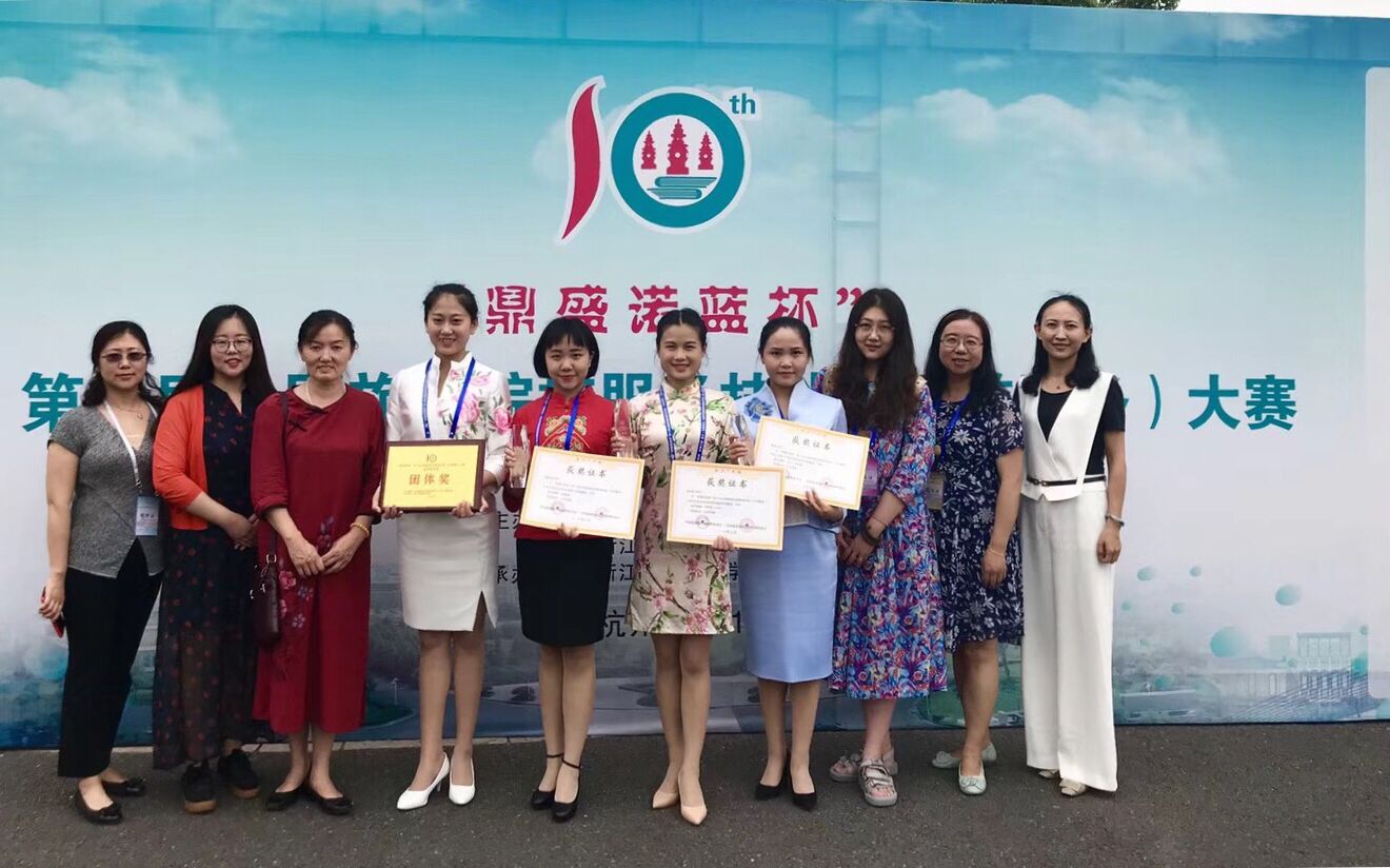 我校获奖学生和指导老师合影