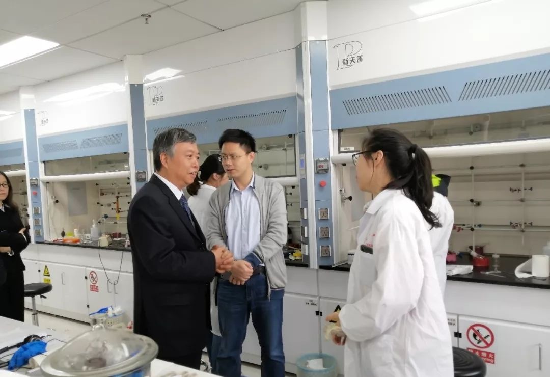 参观江汉大学交叉学科研究院
