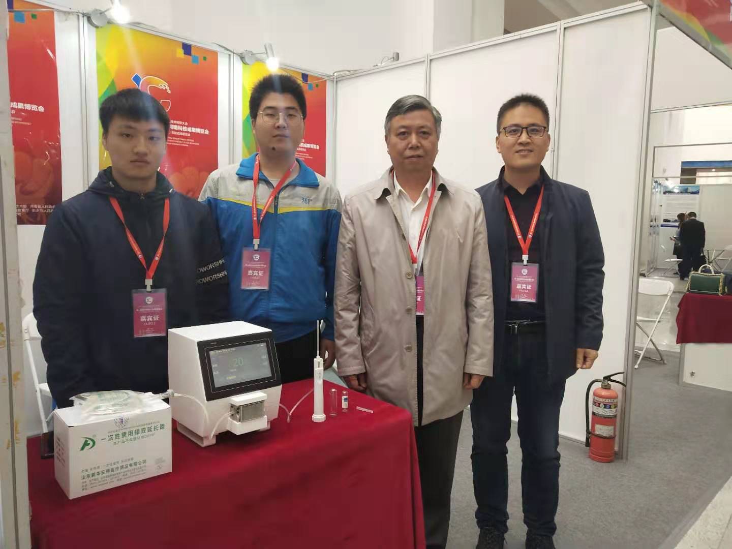 卢校长与我校参展师生合照
