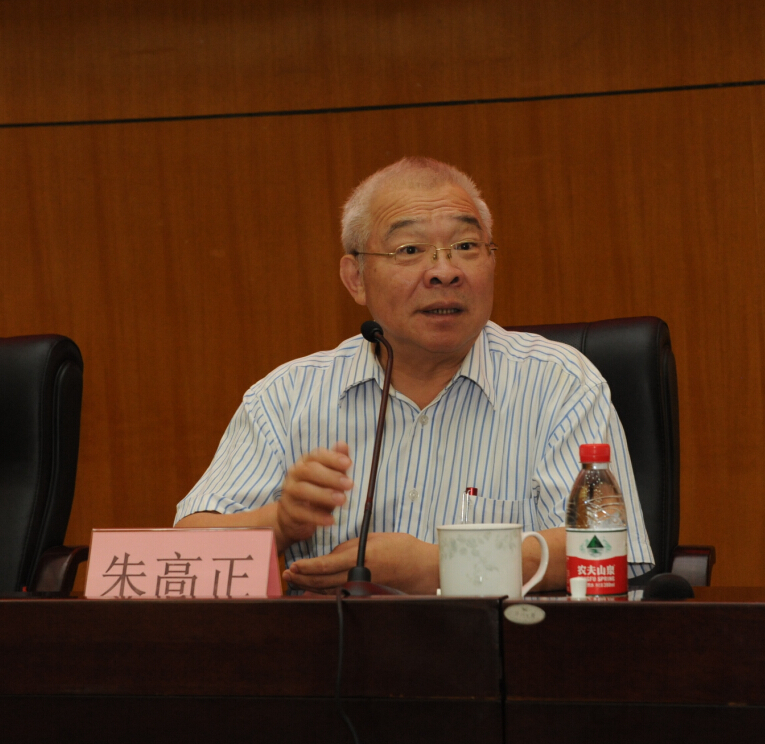 朱高正教授讲学中