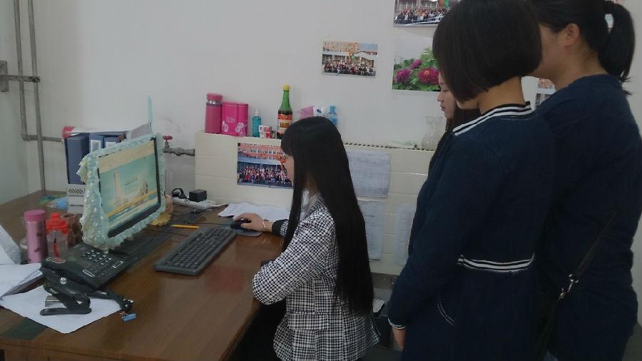 音乐舞蹈学院学生利用课间时间在办公室进行网上祭奠先烈活动.jpg