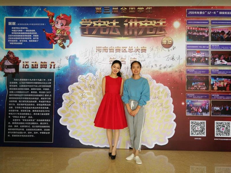 与指导教师合影