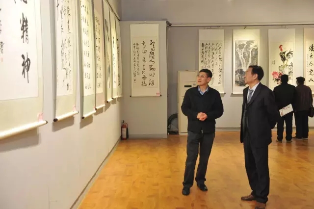 校领导苏炜副书记欣赏书画作品