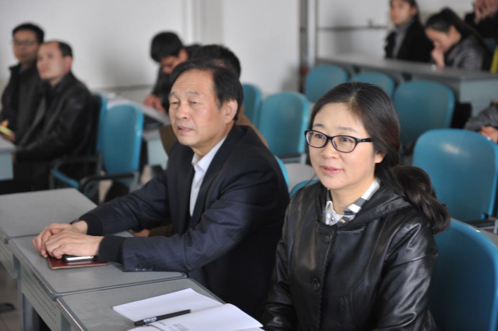 校领导毛杰在认真聆听讲座