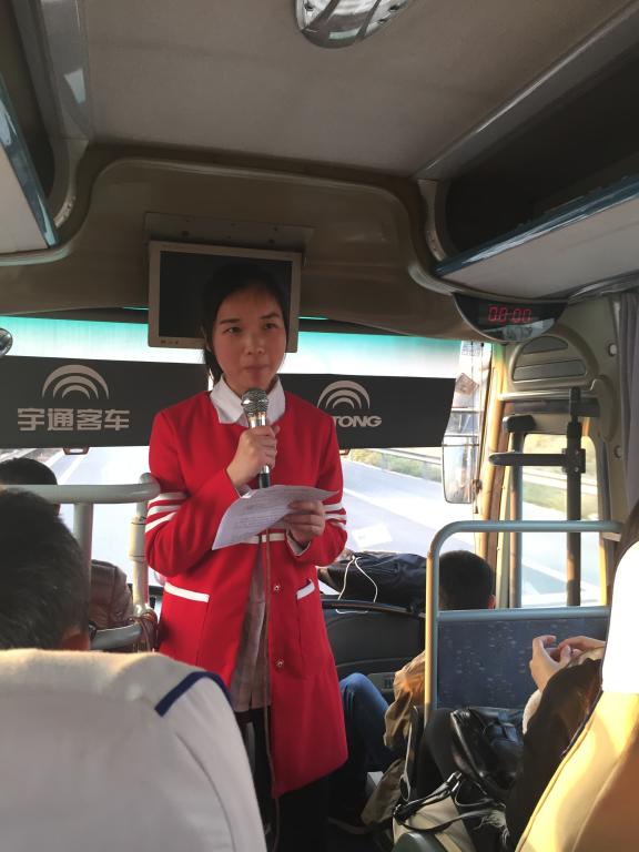 学生在沿途讲解中