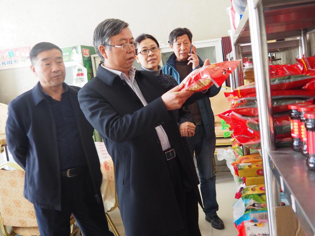 校领导检查英才校区食堂货架食品保质日期