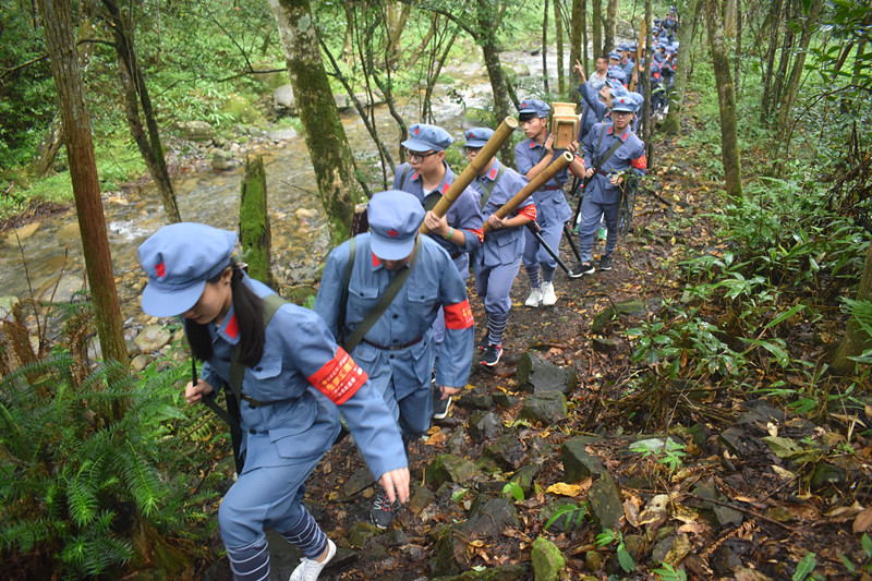 勇当排头兵 体验急行军