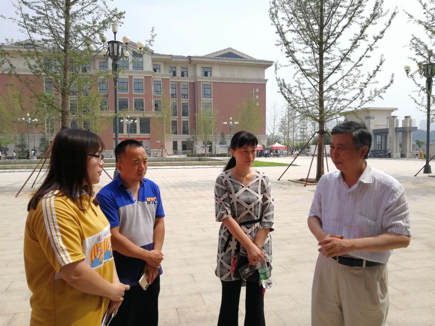 卢校长与信息工程学院迎新工作工作人员交流工作