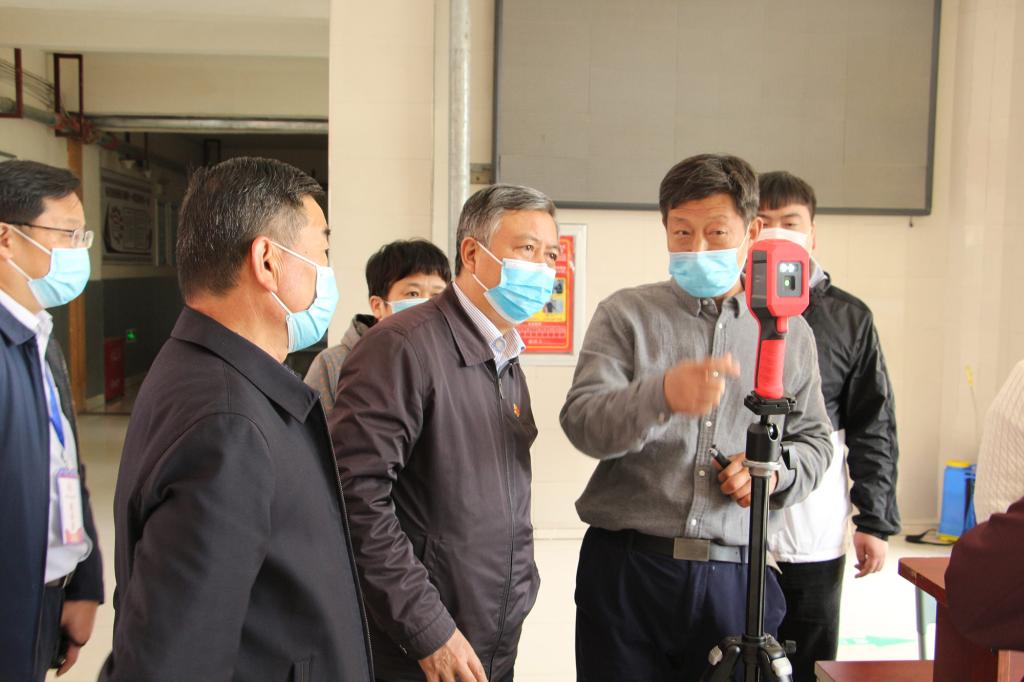 卢校长查看学生餐厅防控预演练、防控设置及网格化管理情况