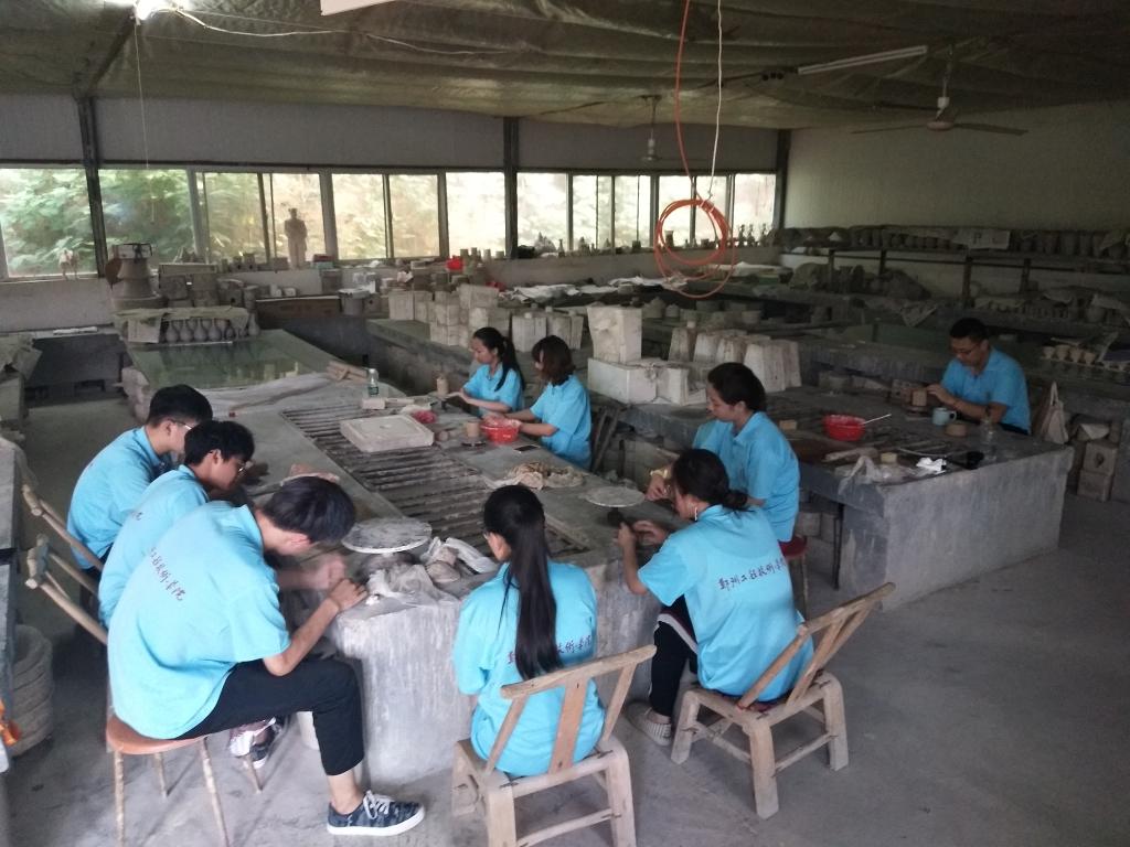 同学们在积极学习手工制作陶瓷杯