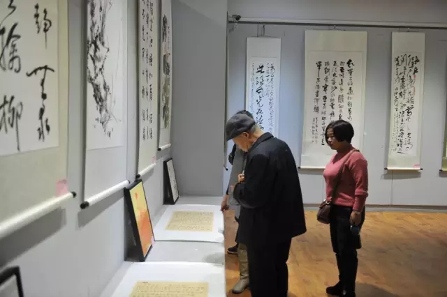 观众欣赏书画作品