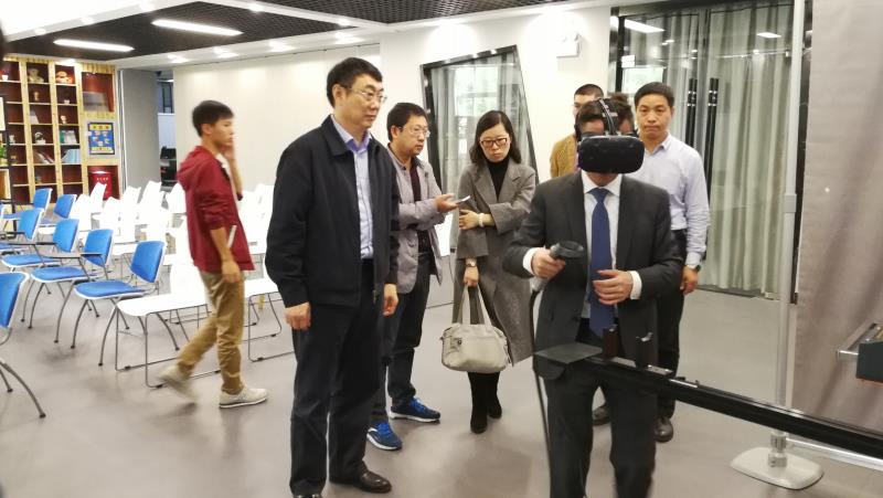 我校领导薛培军一行现场体验VR教育技术